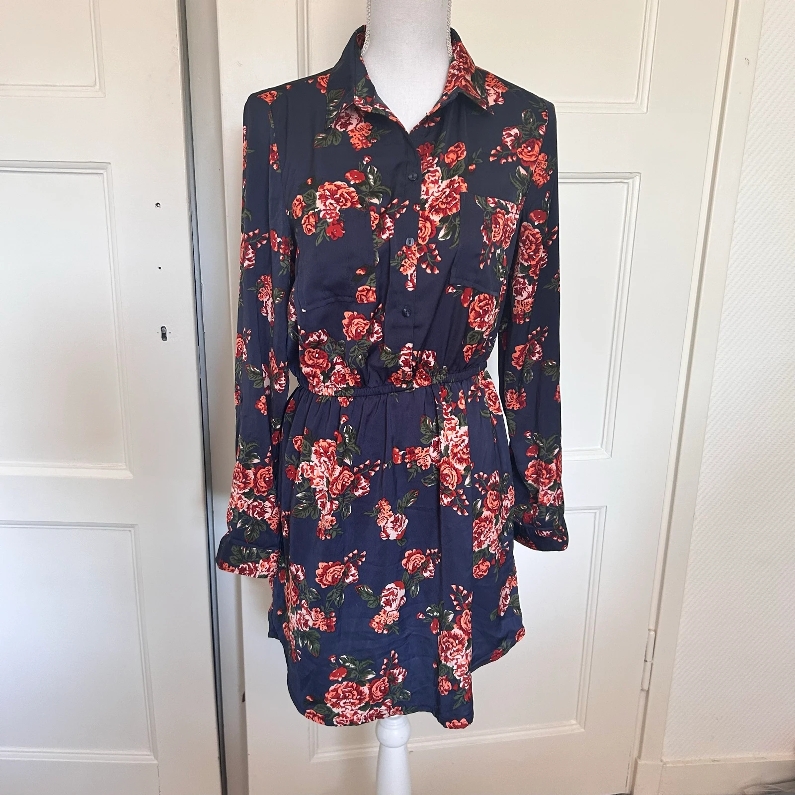 H&M Divided Jurk Bloemenprint Donkerblauw Rozen – Maat 38